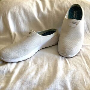 Skechers Goga Mat White Summer Mules Size 9.5